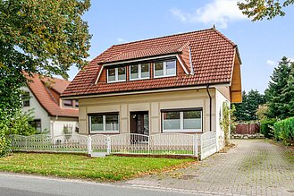 Schiffdorf - Modernisiertes Einfamilienhaus mit zusätzlichem Bauland - Frontansicht